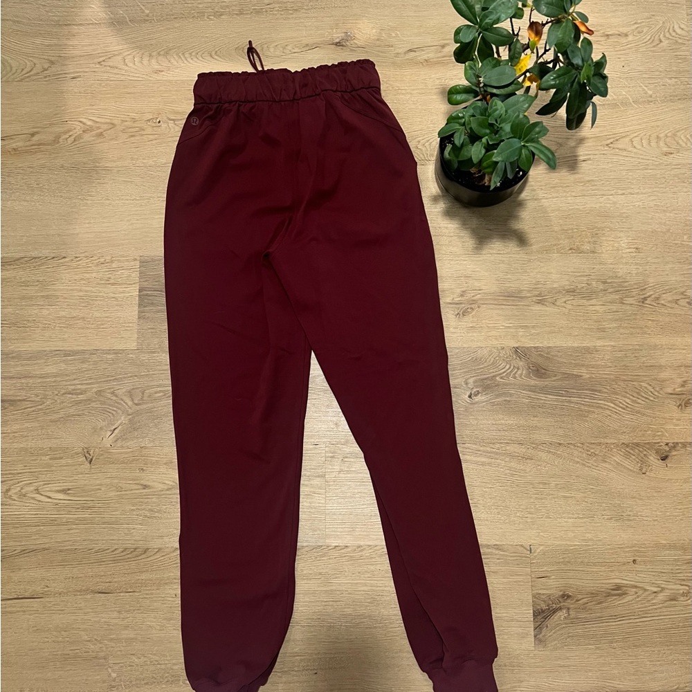 Lululemon NWOT On the Fly Jogger Woven Maroon - Picture 3 of 5